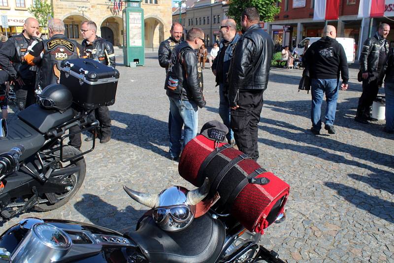 Za start letošní První míle si královéhradecký H.O.G Chapter klub sdružující majitele nablýskaných harlejů vybral nymburské náměstí.