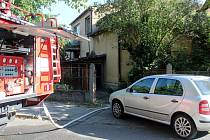 K požáru rodinného domu na rohu ulic Za Drahou a Potoční vyjeli hasiči z Nymburka časně ráno. Po uhašení plamenů bohužel objevili ohořelé lidské tělo.