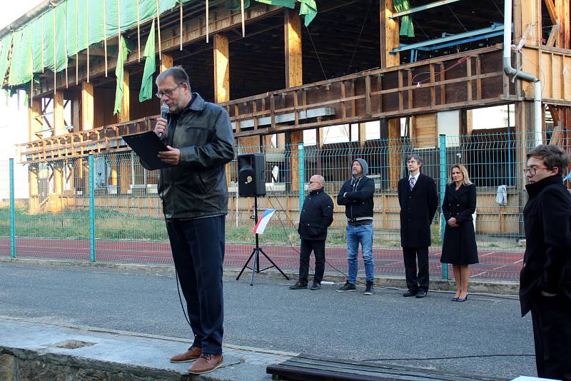 U Gymnázia Bohumila Hrabala roste od pondělí 22. října Lípa republiky.