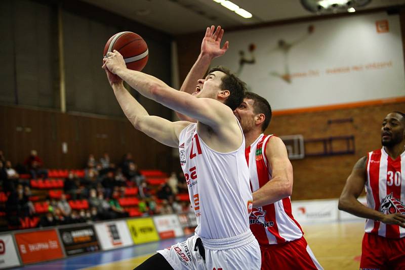 Z basketbalového utkání Kooperativa NBL Nymburk - Pardubice (81:75)