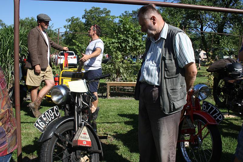 Na tradičním srazu automobilových a motocyklových nadšenců se představilo na dvě stě historických vozidel.