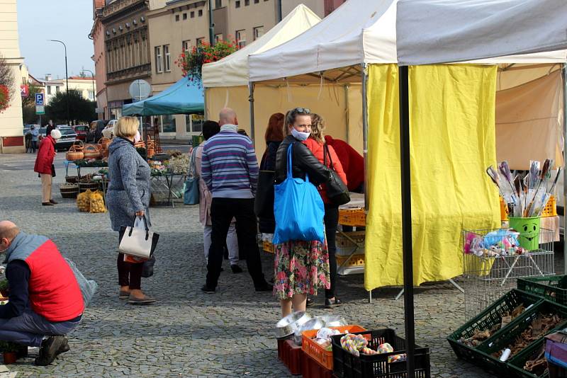 Ve čtvrtek tradičně rozložili své stánky farmáři na centrálním nymburském náměstí.