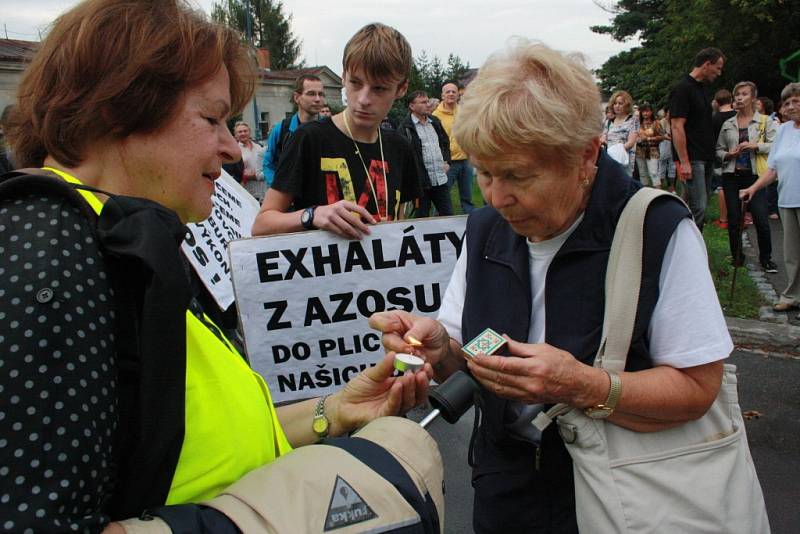 Demonstrace proti zinkovně AZOS na Zálabí.