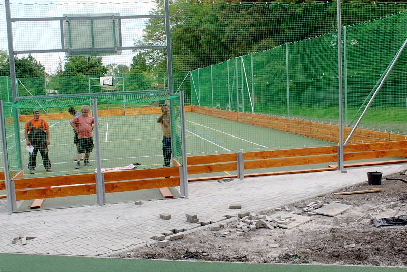 Finální úpravy nového multifunkčního sportovního hřiště za Základní školou Tyršova v Nymburce.