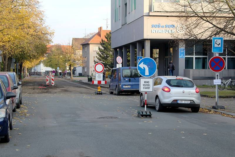 Uzavírka části ulice V Kolonii v Nymburce.