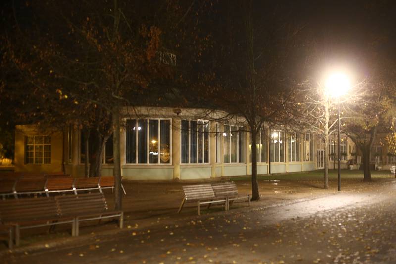 Lázeňská kolonáda v Poděbradech a její přilehlé okolí po 21. hodině.