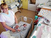 OXYMETR pomáhá při měření nasycení krve kyslíkem. Nemocnice jej využívá při odhalování skrytých srdečních vad u novorozenců, existují ale i varianty pro domácí použití.