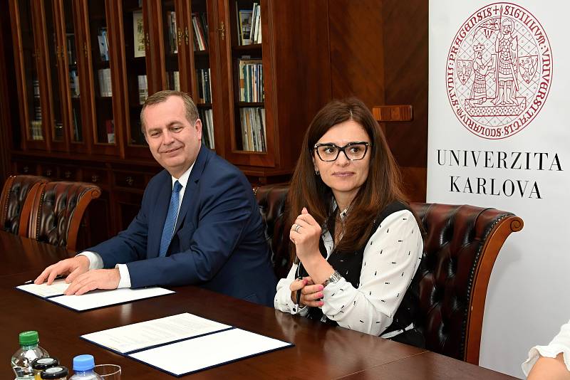 Memorandum o spolupráci Středočeského kraje a Karlovy univerzity, jehož platnost není časově omezena, podepsali ve středu hejtmanka Jaroslava Pokorná Jermanová (ANO) a rektor Tomáš Zima.