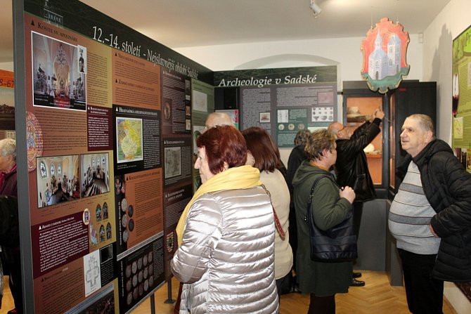 Ve druhém patře novotou zářící budovy muzea na náměstí v Sadské byla v úterý odpoledne otevřena nová expozice věnovaná historii města.