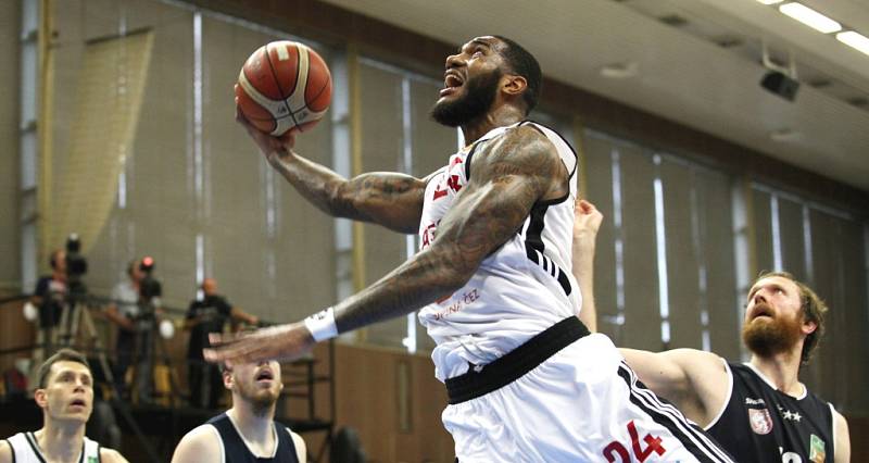 Z třetího finálového utkání basketbalové NBL Nymburk - Děčín (89:60)