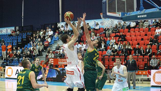 Z utkání čtvrtfinále Mattoni NBL Nymburk - Levice (83:52).