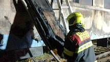 Požár pěti historických vagónů v Železničním muzeu Výtopna v Jaroměři pomáhali likvidovat i nymburští drážní hasiči.