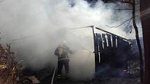 Hasiči likvidovali požár garáže v obci Luka pod Medníkem.