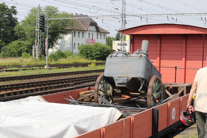 Legiovlak se třinácti vagóny, který byl postaven jako připomínka 100 let od těžkých časů československých legionářů v Rusku, stojí v těchto dnech na nádraží v Lysé nad Labem.