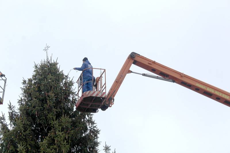 Ačkoliv oficiální rozsvícení vánočního stromu se uskuteční až nadcházející neděli, už nyní dostal první slavnostní výzdobu.