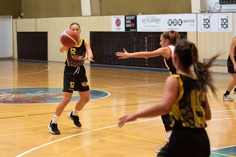 Z basketbalového utkání žákovské ligy starších žákyň U15 Slaný - Sadská 51:59