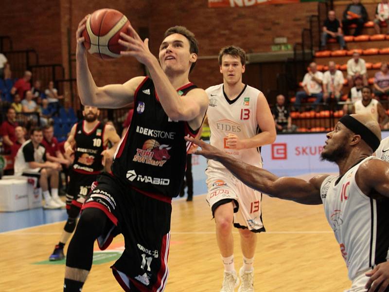 Basketbalisté Nymburka vyhráli doma první semifinále nad týmem Svitav 79:70.