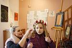 Jarní a velikonoční výstavy v Kersku zahájila první březnovou sobotu Lucie Trešlová, která vyrábí nádherné květinové čelenky, věnečky či brože.