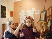 Jarní a velikonoční výstavy v Kersku zahájila první březnovou sobotu Lucie Trešlová, která vyrábí nádherné květinové čelenky, věnečky či brože.