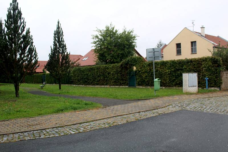 Drahelickou ulice Na Tržišti a park vedle zadního vchodu u hřbitova oživí výsadba listnatých stromů ještě letos.