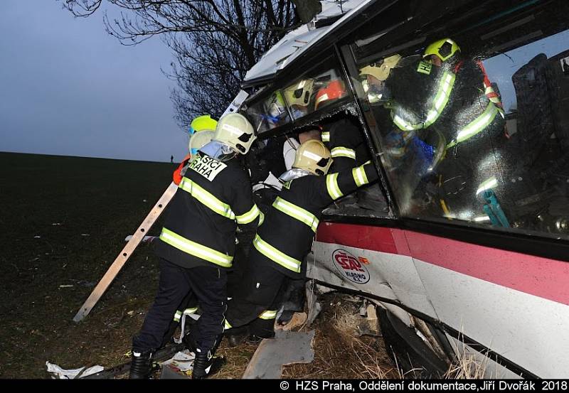 Vážná nehoda autobusu příměstské linky číslo 316 a osobního auta, k níž došlo čtyři hodiny po pátečním poledni na silnici II/240 u obce Horoměřice na Praze-západ.