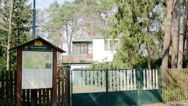 Hrabalova chata, kterou nabízí realitní kancelář ke koupi za necelých 12 milionů korun.
