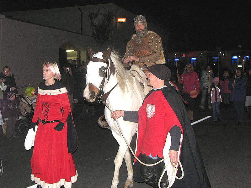 Do Lysé nad Labem přijel Martin na bílém koni. Přivítaly ho stovky lidí.