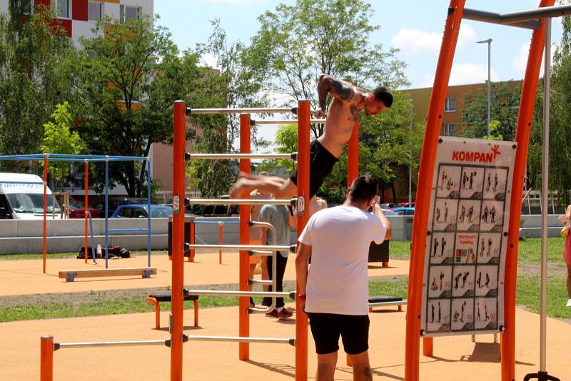 Nový komplex obsahuje tři dětská hřiště pro menší i větší děti, parkurové, workoutové a multifunkční hřiště, relaxační a piknikovou zónu s grilem a dvě pítka.