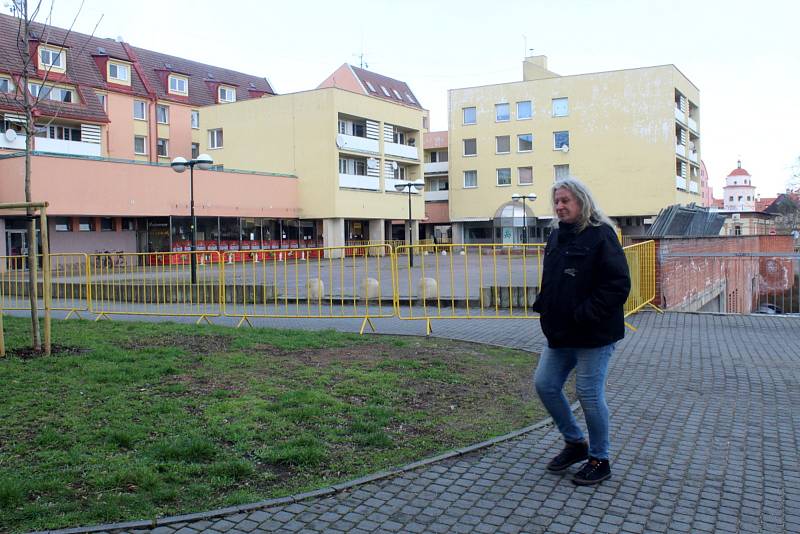 Žluté kovové hrazení ze všech stran znemožňuje od úterý přístup na terasu u Elišky v centru Nymburka. Místo, kterým denně procházely stovky lidí, je nutné obcházet.