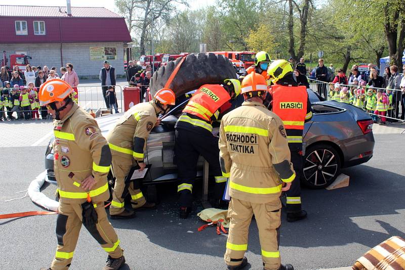 Z krajské soutěže profesionálních hasičů ve vyprošťování zraněných osob z havarovaných vozidel v Poděbradech.