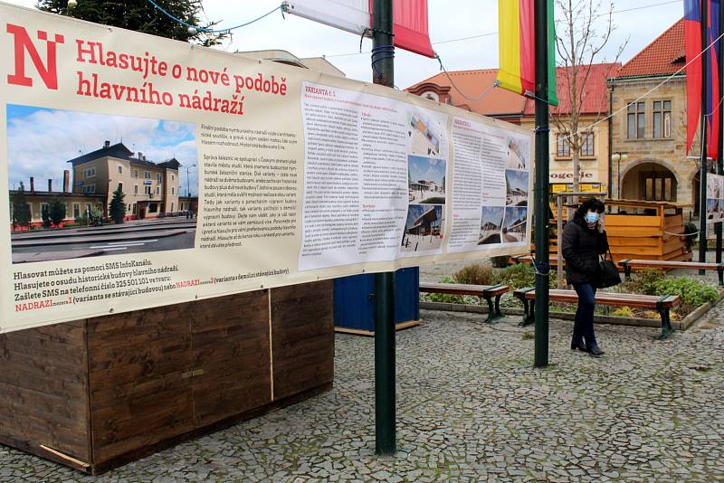 Loni se uskutečnila anketa, v níž Správa železnic představila na dvou bannerech v centru města varianty budoucího nádraží s i bez historické budovy.