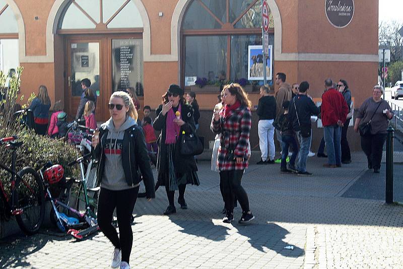 U nymburské Zmrzlinárny se stojí fronta už od chvil, kdy slunko začne na jaře hřát.