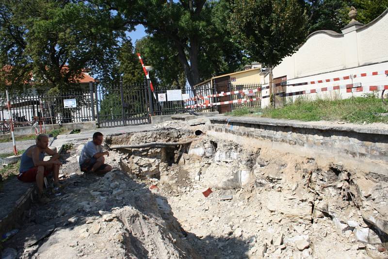 Při pracích v Zámecké ulici v Lysé nad Labem našli dělníci keramické kousky.