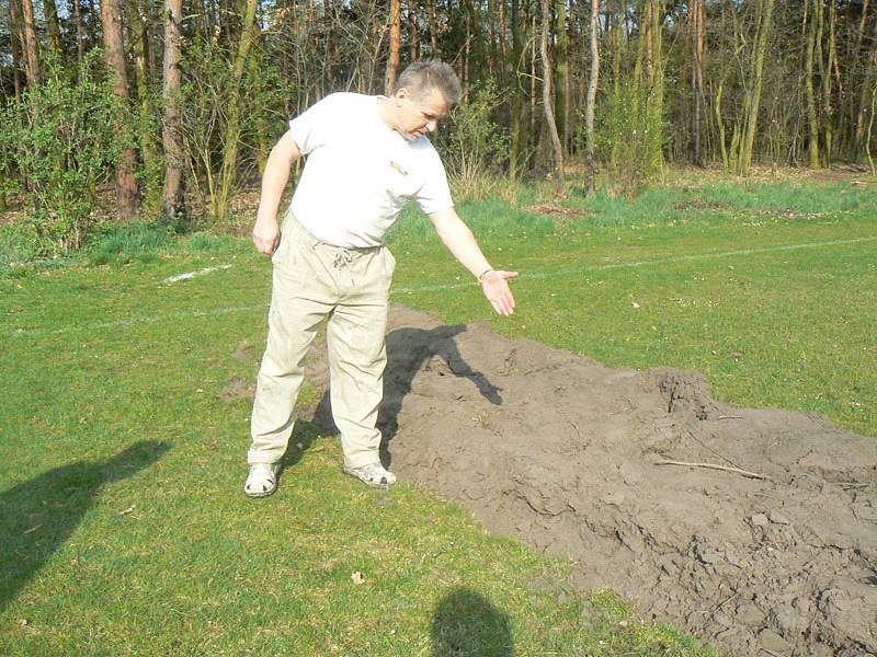 V Kostelní Lhotě zoral zemědělec část fotbalového hřiště.