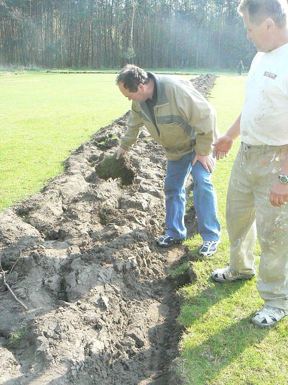 V Kostelní Lhotě zoral zemědělec část fotbalového hřiště.