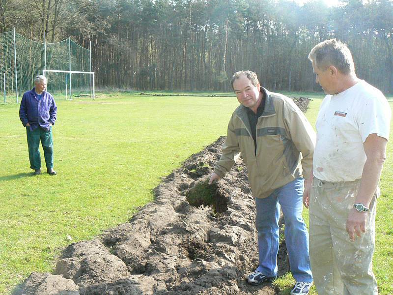 V Kostelní Lhotě zoral zemědělec část fotbalového hřiště.