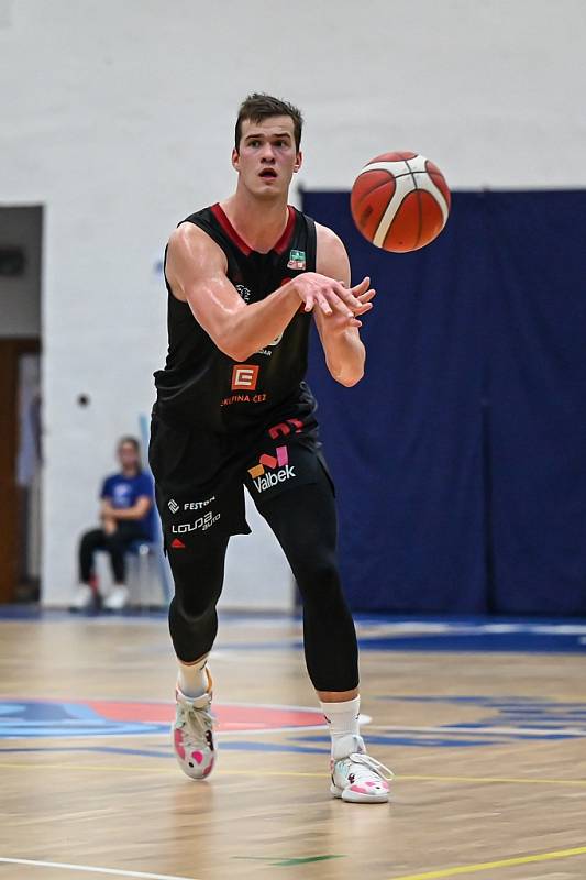 Z basketbalového utkání Kooperativa NBL Kolín - Nymburk (86:91)