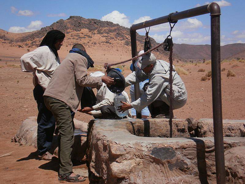 Celodenní přejezd Sahary - brodění džípy, stolová hora, oprava auta, déšť a doplnění zásob vody pro řidiče. 