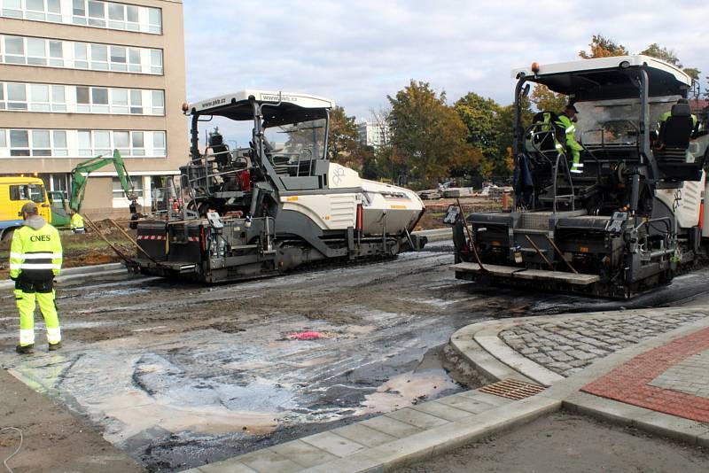 Ve čtvrtek byl položen betonový povrch, od pátečního rána už jsou jednotlivé části křižovatky s přilehlými úseky pokrývány vrstvou asfaltu.