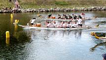 Z 18. ročníku závodů dračích lodí na řece Labi v přístavišti pod hradbami v Nymburce.