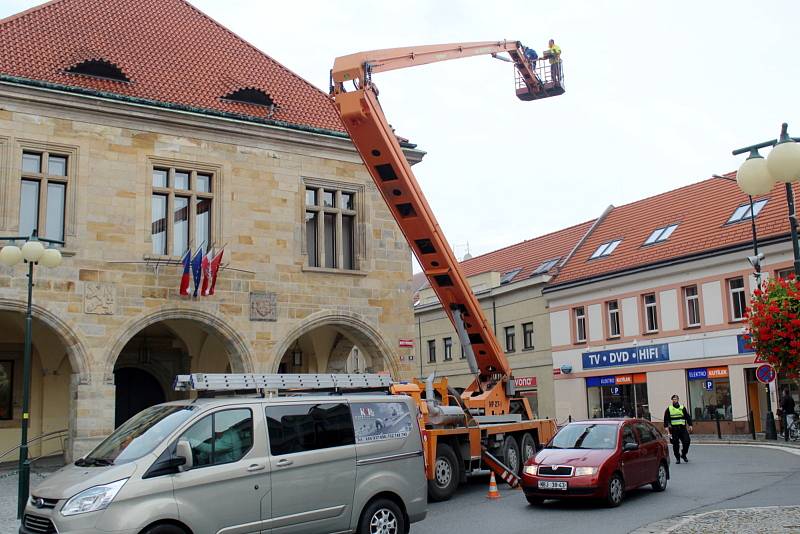 Odstranění utrženého plechu ze střechy radnice zkomplikovalo dopravu v centru Nymburka.