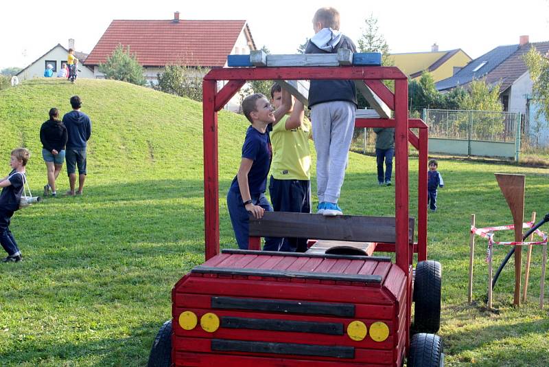 Řemeslný jarmark v zahradě Mateřské školy Větrník a beseda investigativního novináře a spisovatele Jaroslava Kmenty.