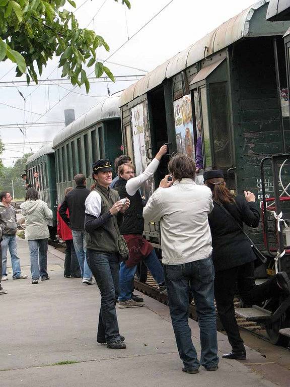 Postřižinský expres se v sobotu projížděl Polabím. Jedna zsatávka byla i ve Velimi.