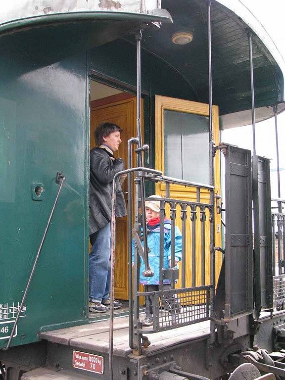 Postřižinský expres se v sobotu projížděl Polabím. Jedna zsatávka byla i ve Velimi.