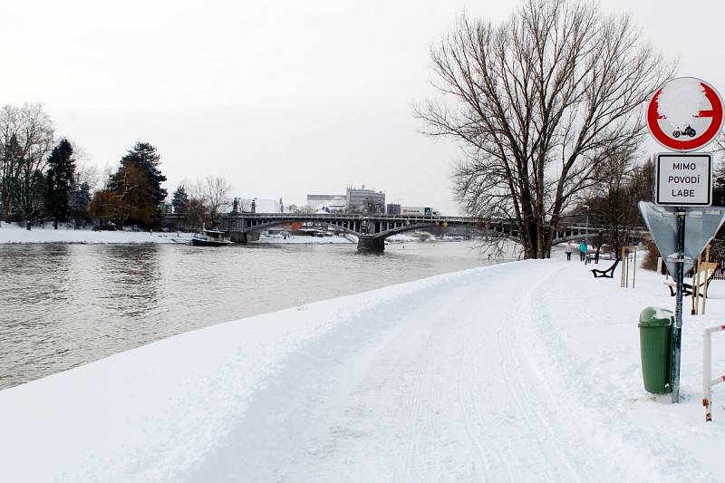 V noci na pondělí napadlo v Nymburce 10 centimetrů sněhu.