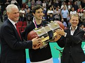 Nový pohár pro basketbalového šampiona je v rukách nymburského kapitána Jiřího Welsche (uprostřed)