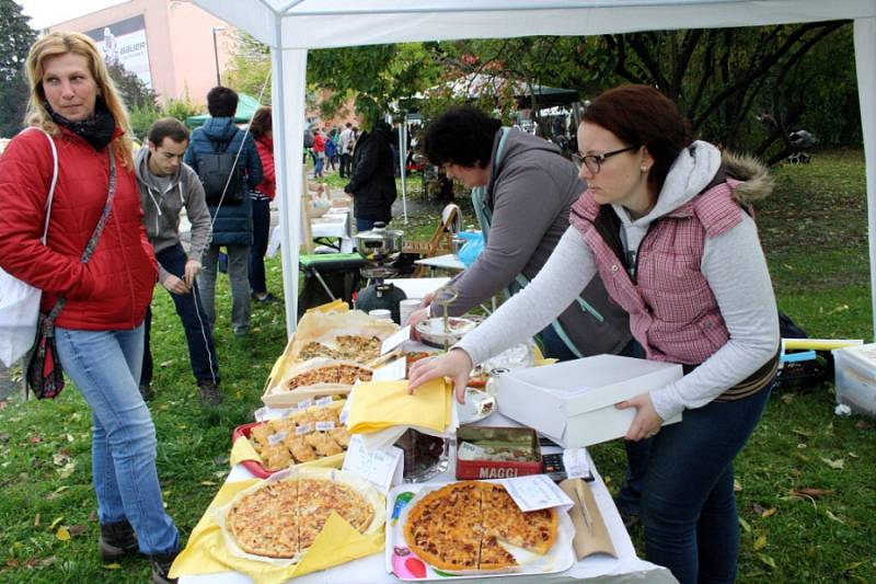 Na podzimní Restaurant Day přišly k zimnímu stadionu stovky lidí.