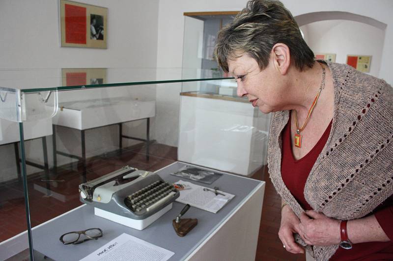 Ve Vlastivědném muzeu Nymburk je do 31. května k vidění výstava k 20. výročí smrti spisovatele Bohumila Hrabala.