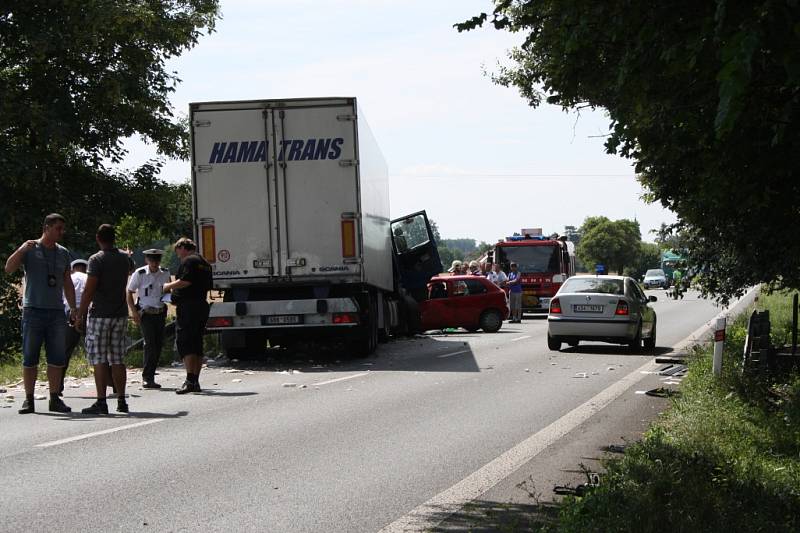 Vážná dopravní nehoda se stala v úterý dopoledne mezui Osečkem a Pňovem-Předhradí. Silnice byla na několik hodin úplně uzavřená.