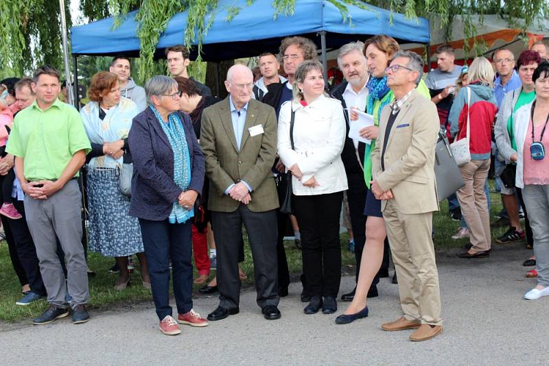 Entente Florale Europe 2017. To je název soutěže, které se aktuálně účastní Kostelní Lhota. O cenu pro Kvetoucí sídlo Evropy, jak se dá název přeložit, se uchází společně s dalšími městy a obcemi z 9 zemí Evropy. 